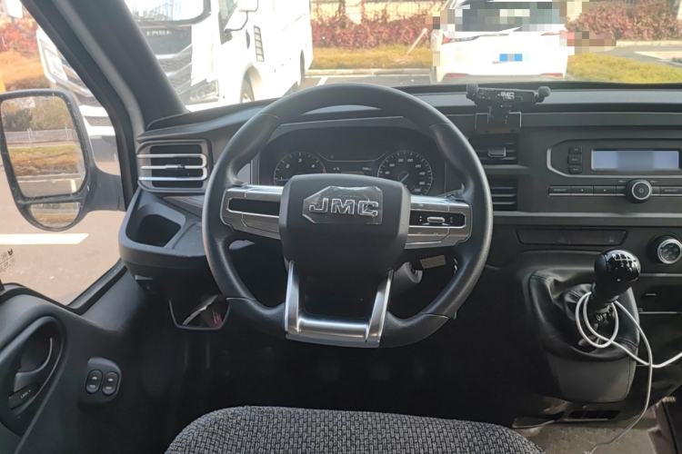 Used JMC Fushun 2023 2.0T Manual Short-Wheelbase Low-Roof Commercial Multi-Purpose Passenger Vehicle 6 Seats with Dual-Opening Tailgate

