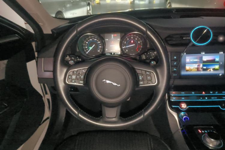 Used Jaguar XF 2016 XF 2.0T Two-Wheel-Drive Luxury Edition Steering Wheel