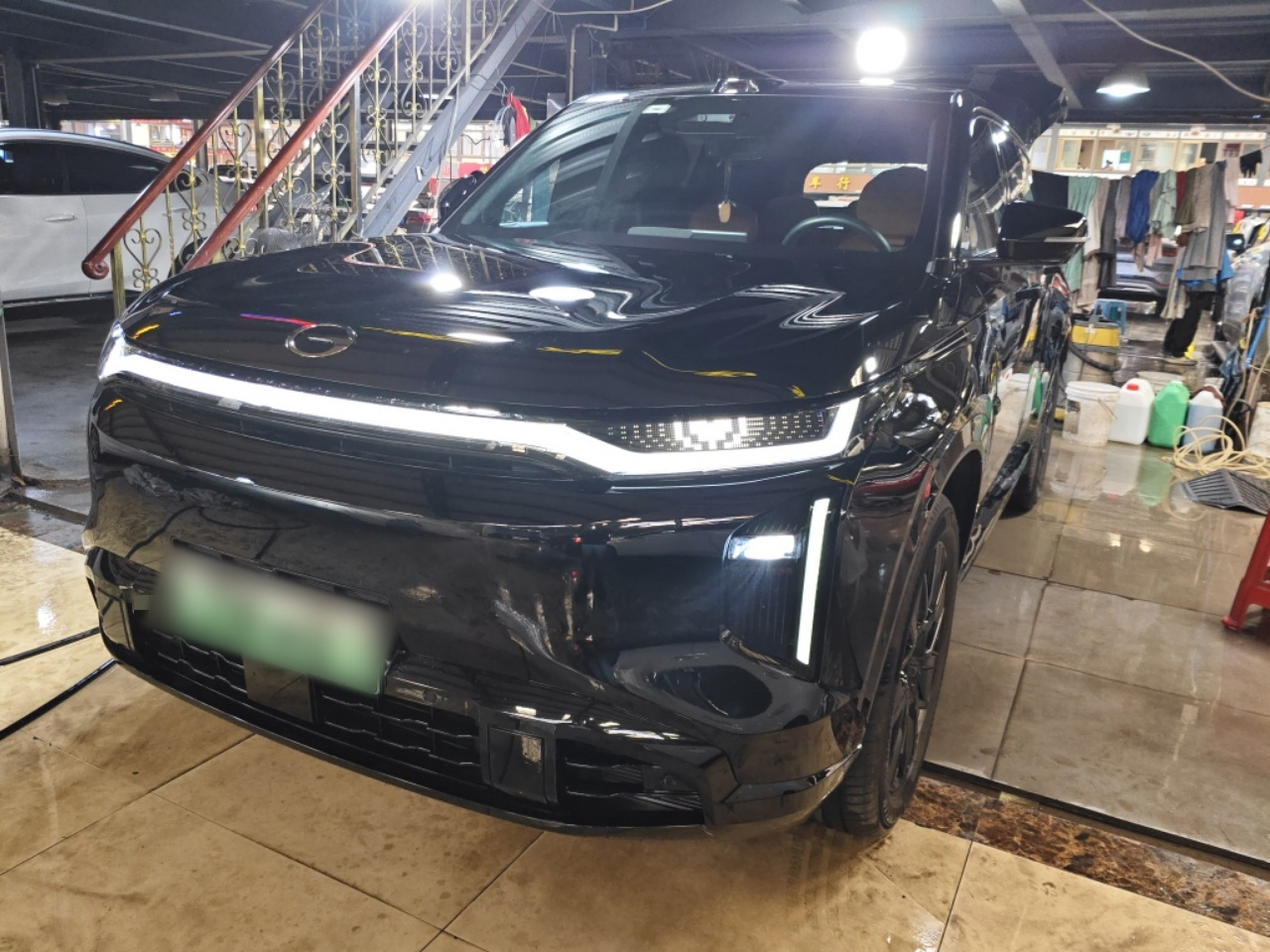 Под передней частью автомобиля