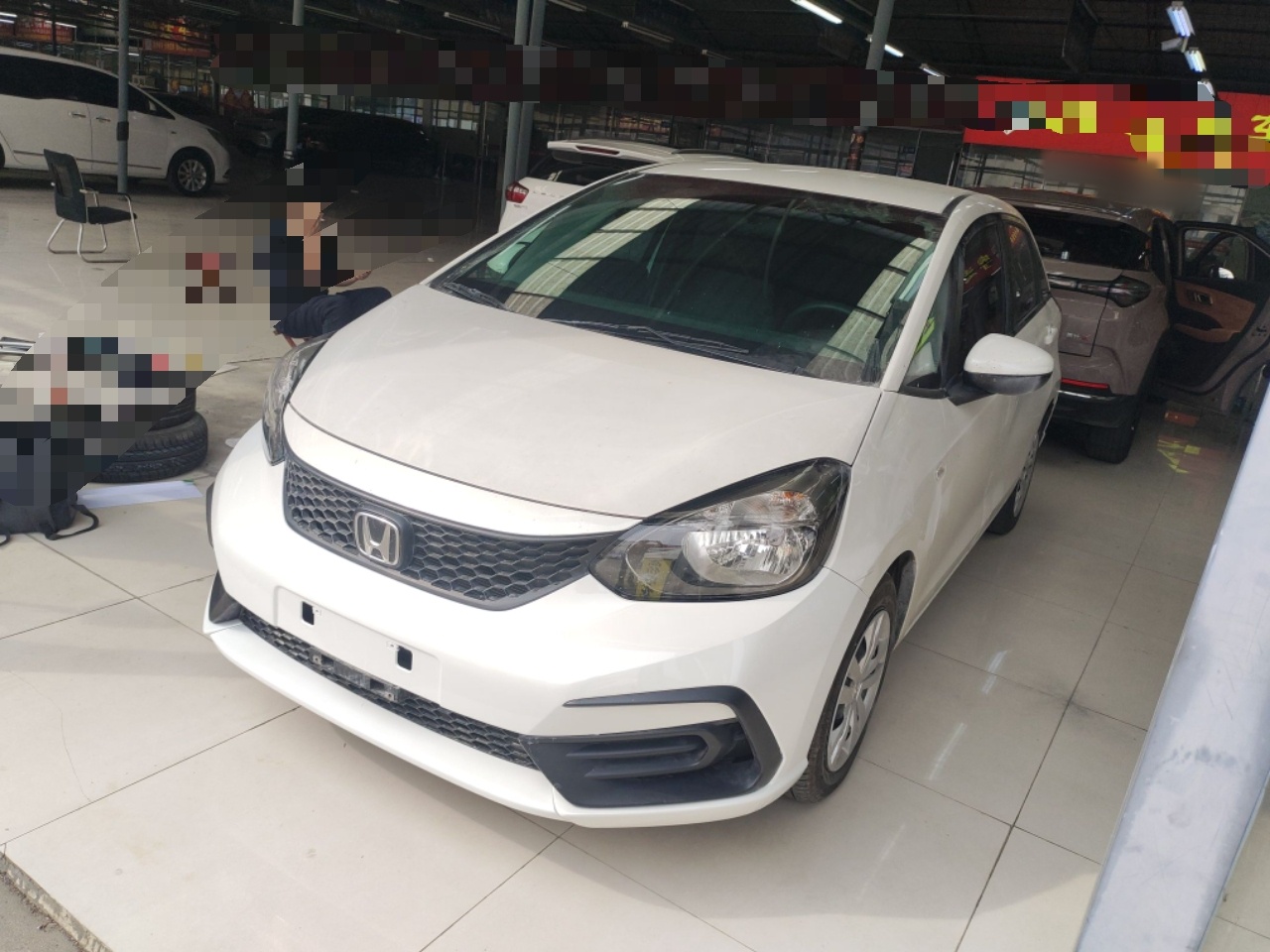 تحت مقدمة السيارة