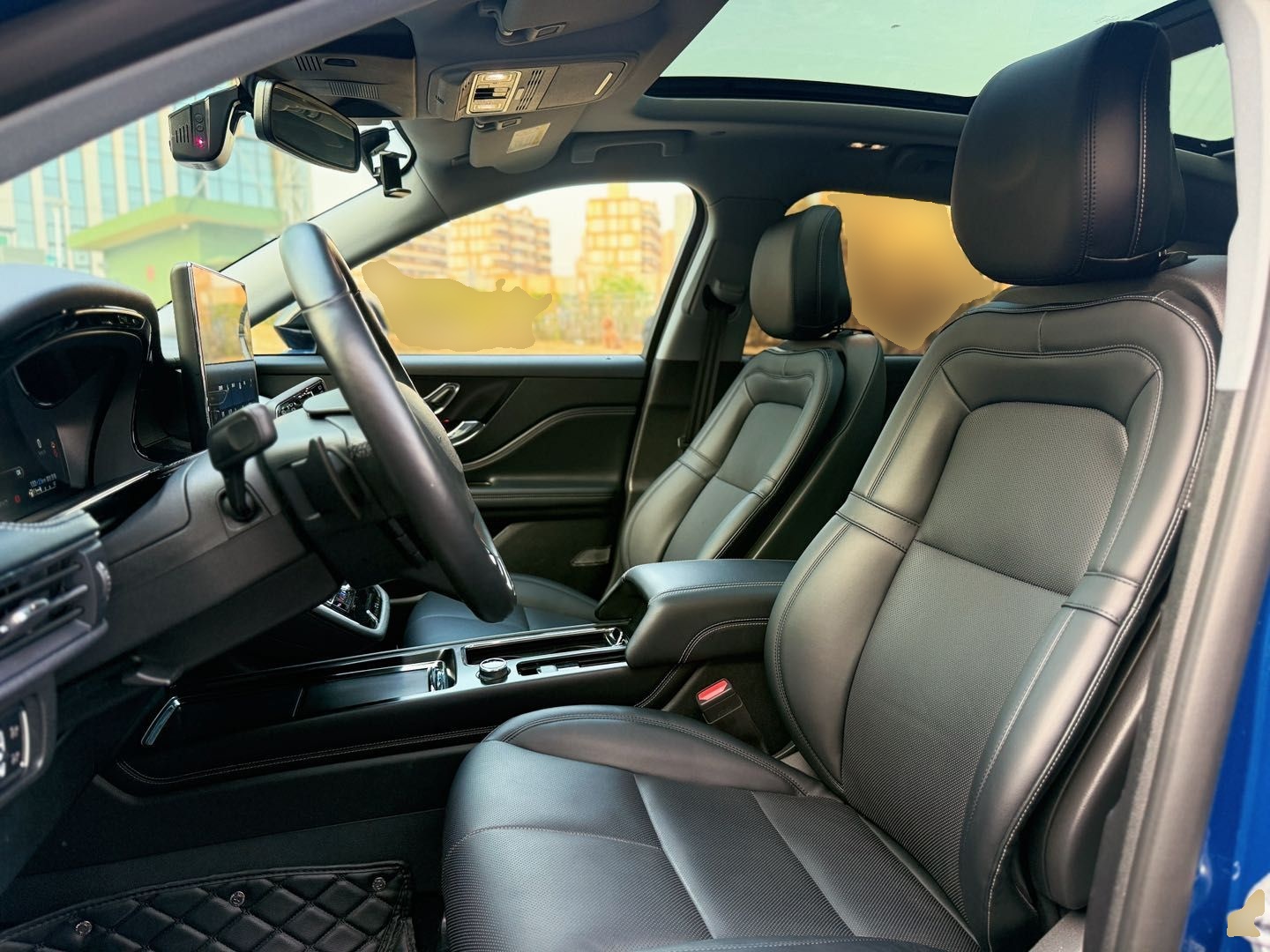 المقاعد الأمامية داخل السيارة