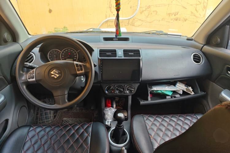 Used Suzuki Swift 2016 1.5L Manual Fashion Model Center Console