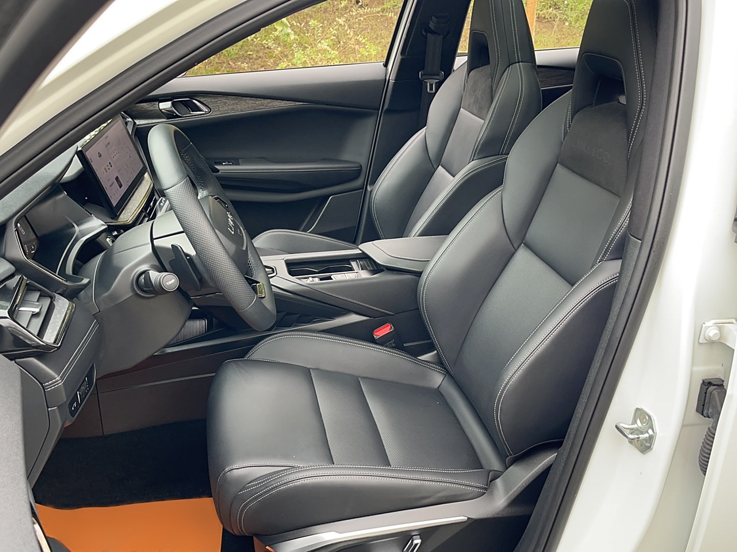 Переднее сиденье в автомобиле