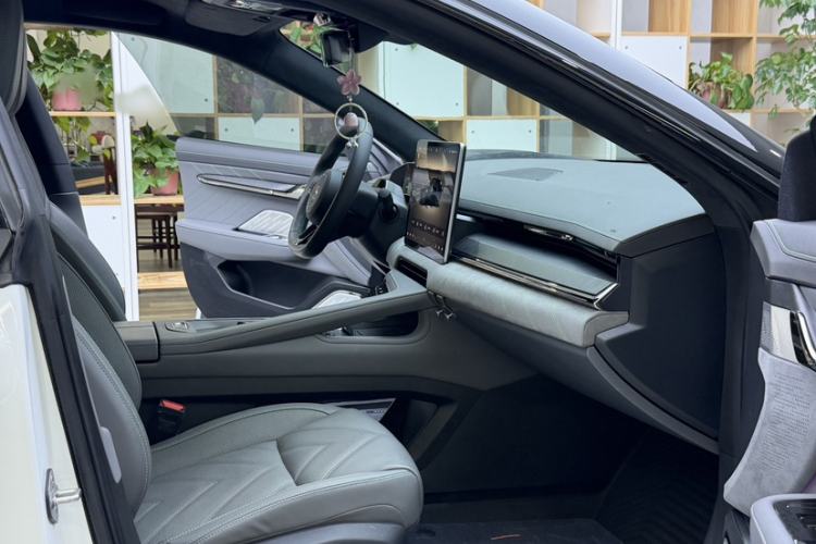 Used Zeekr 001 2023 WE Edition 86 kWh Interior 3