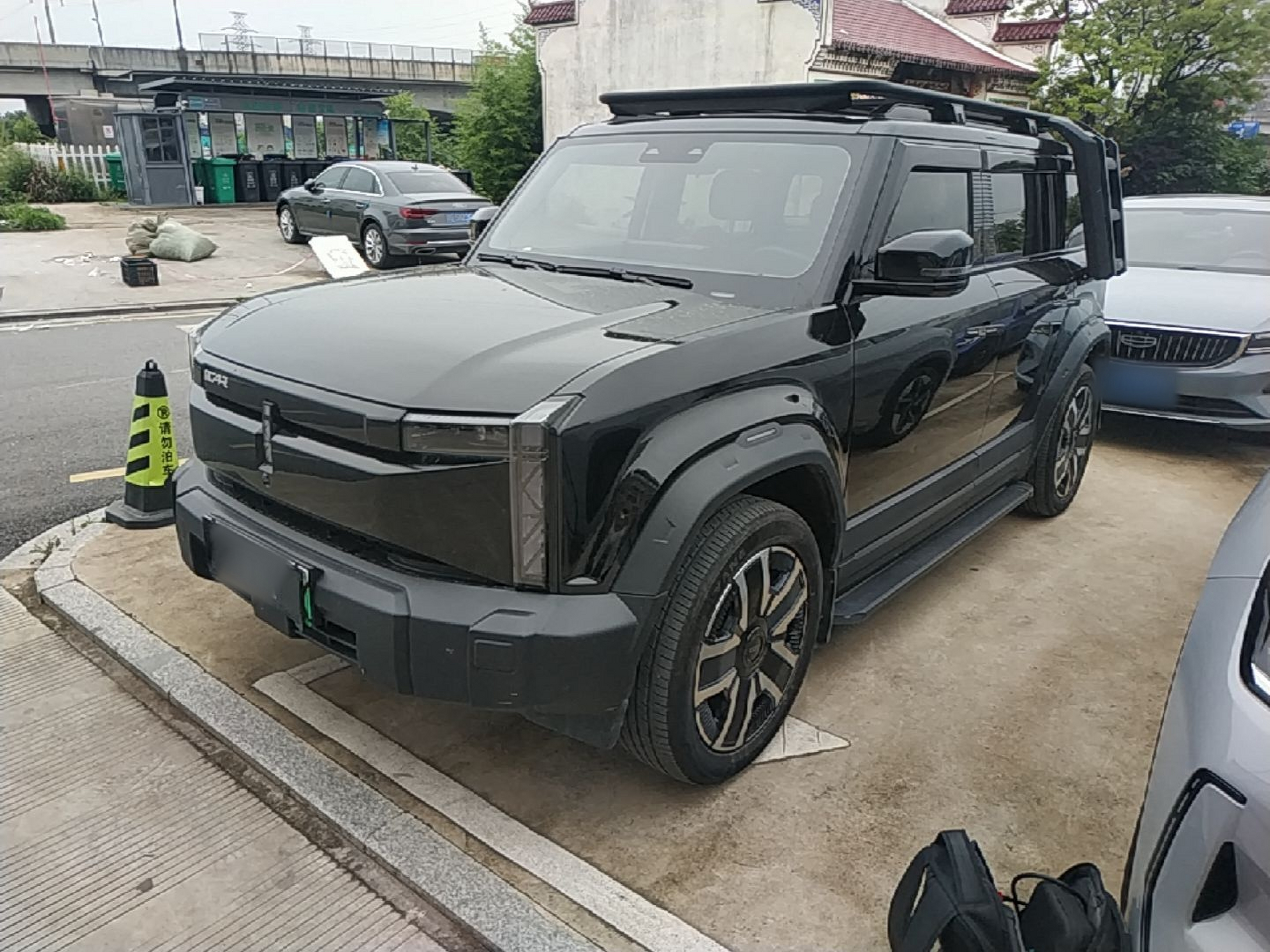 Под передней частью автомобиля