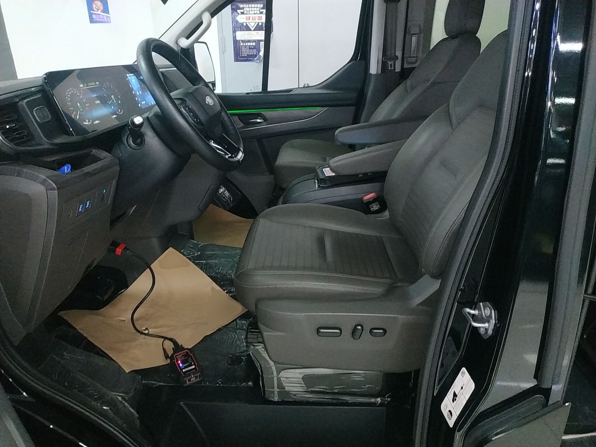 Переднее сиденье в автомобиле