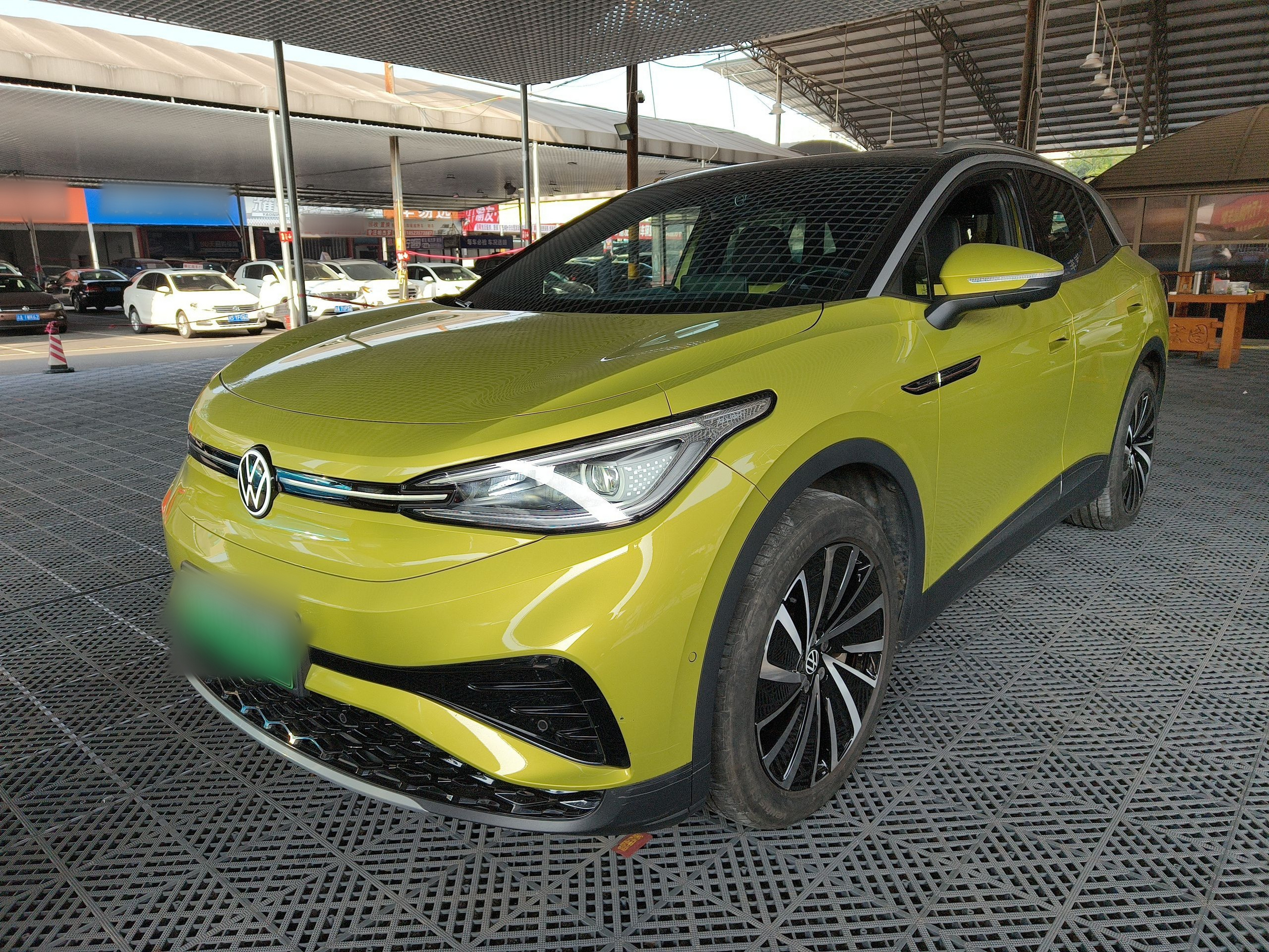 تحت مقدمة السيارة