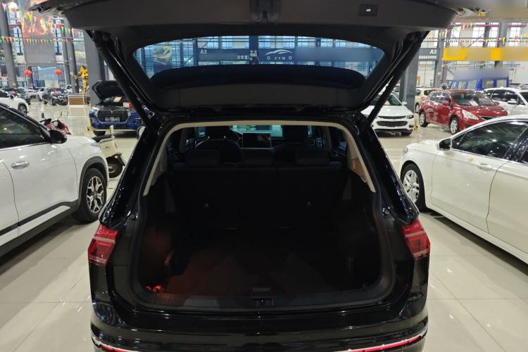 Used Volkswagen Tiguan L 2023 Restyled 330TSI Automatic Two-Wheel Drive R-Line Enhanced Comfort Version Trunk