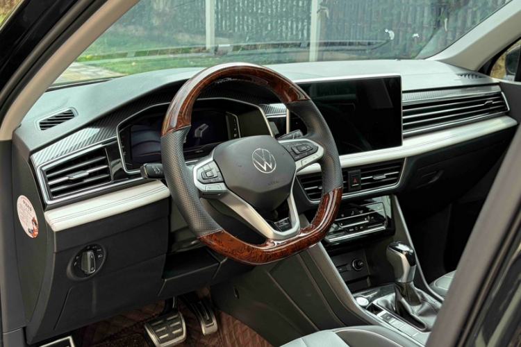 Used Volkswagen Tiguan L 2024 Outstanding Model 330TSI Automatic Two-Wheel Drive R-Line Dragon Glory Edition Interior 7