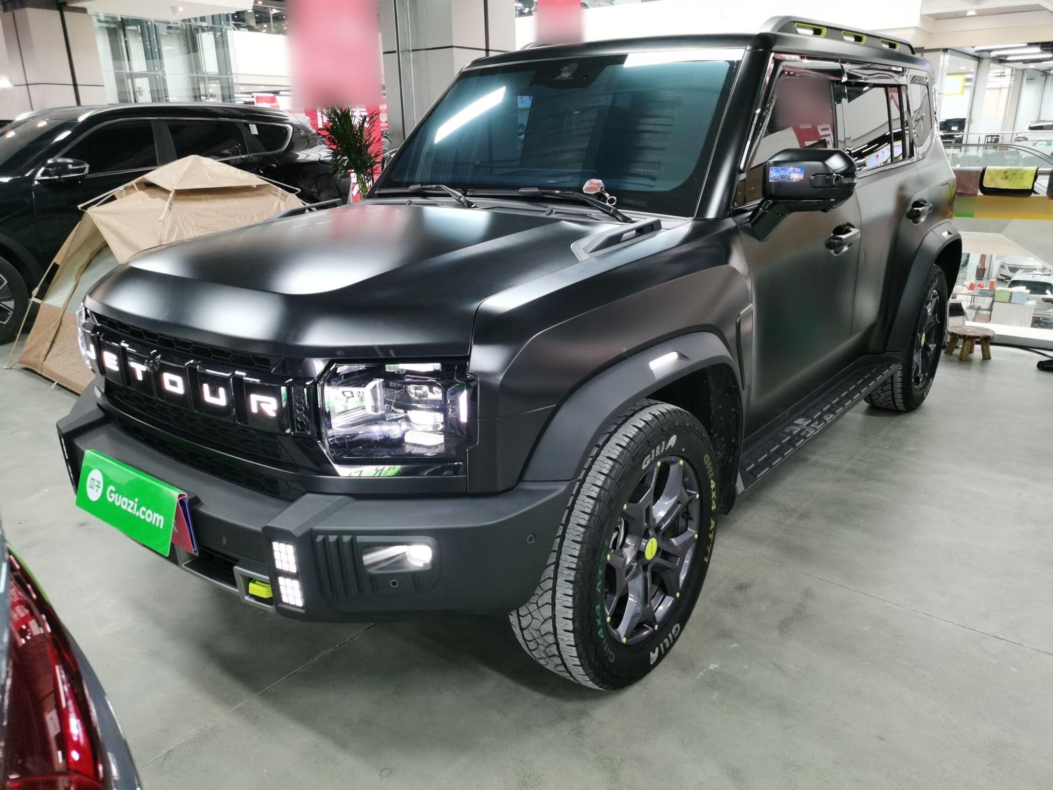 تحت مقدمة السيارة