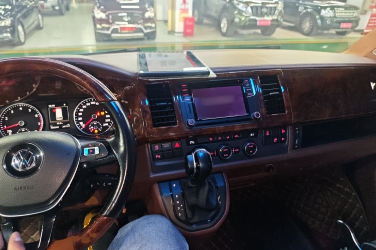 Used Volkswagen Caravelle 2019 2.0 TSI 4x4 Comfort Edition 7-Seater Center Console