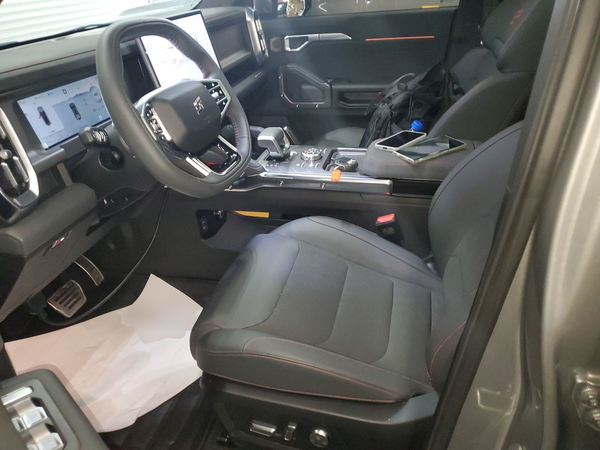 المقاعد الأمامية داخل السيارة