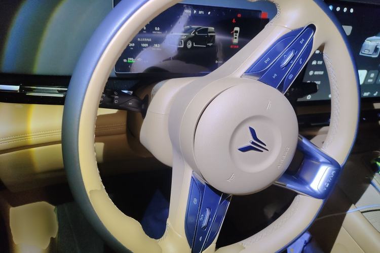 Used VOYAH Dream 2025 EV Four-Wheel Drive Prestige Qiankun Edition Steering Wheel