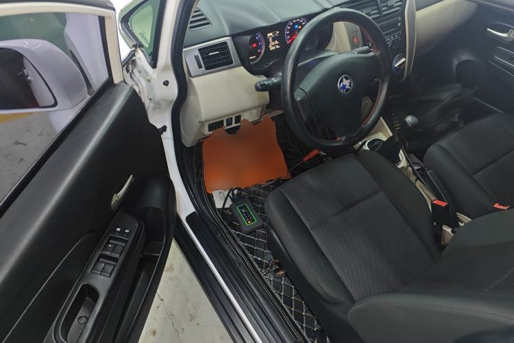 Used Venucia R50 2015 1.6L Manual Fashion Edition
