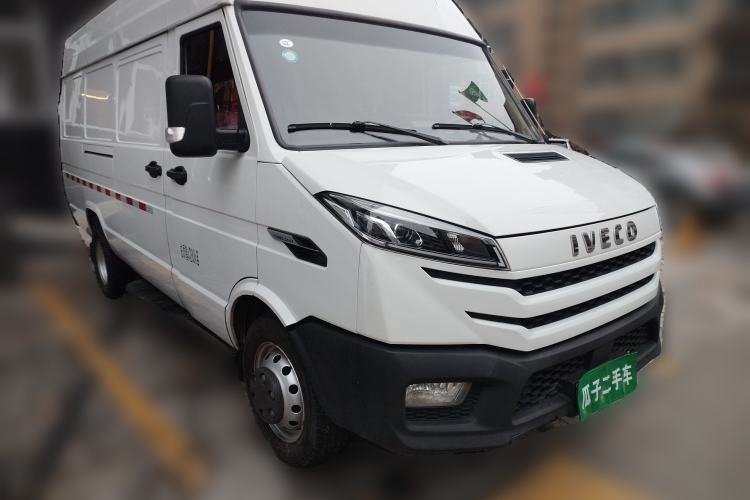 Used Iveco Daily 2023 2.8T V40 Van Long Wheelbase Mid-Roof Dual Tires Manual Doors 2-3 Seater

