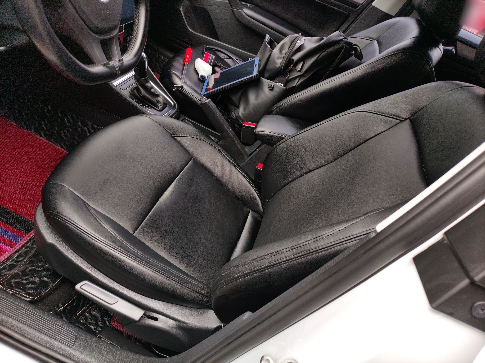 Переднее сиденье в автомобиле