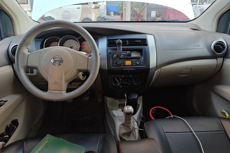 Used Nissan Livina 2010 Jingyue Edition 1.6L Manual All-Around Model Center Console