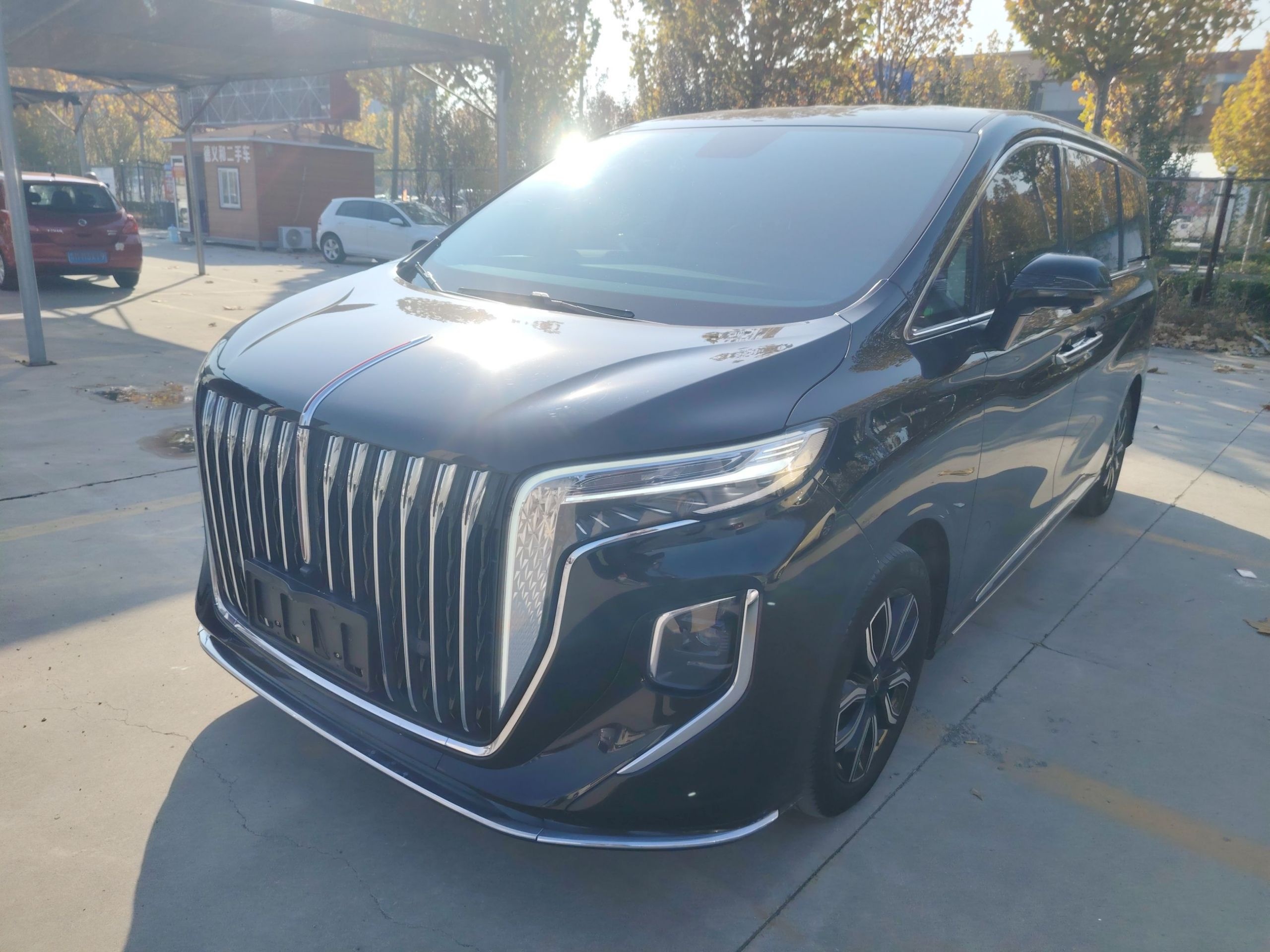 تحت مقدمة السيارة