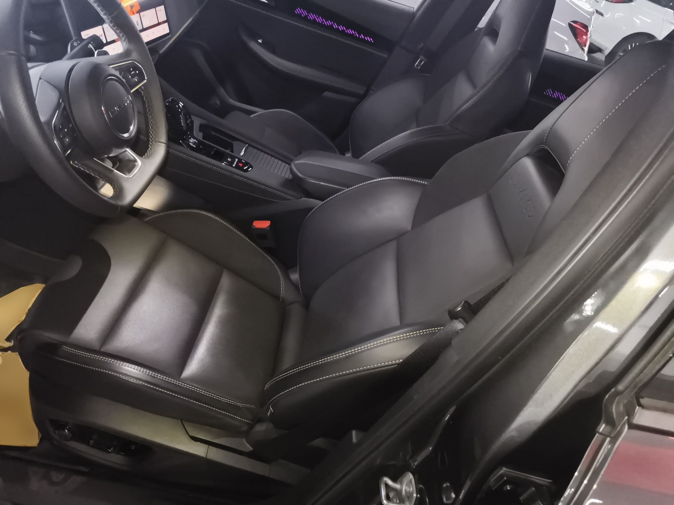 المقاعد الأمامية داخل السيارة