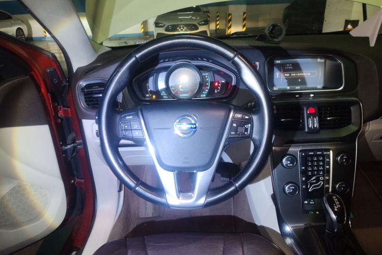 Used Volvo V40 2014 2.0T Zhiya Edition
