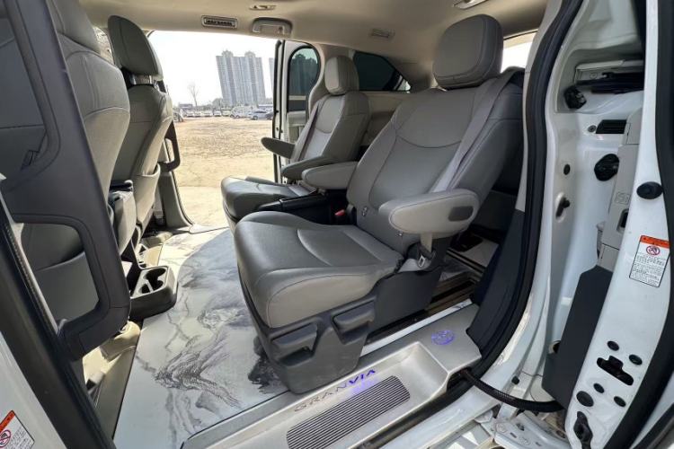 Used Toyota Granvia 2023 2.5L Hybrid Comfort Edition
