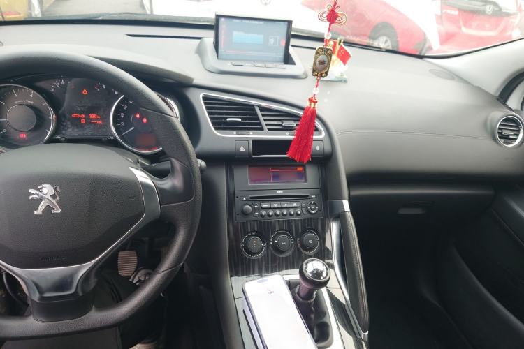 Used Peugeot 3008 2015 2.0L Manual Classic Edition Center Console