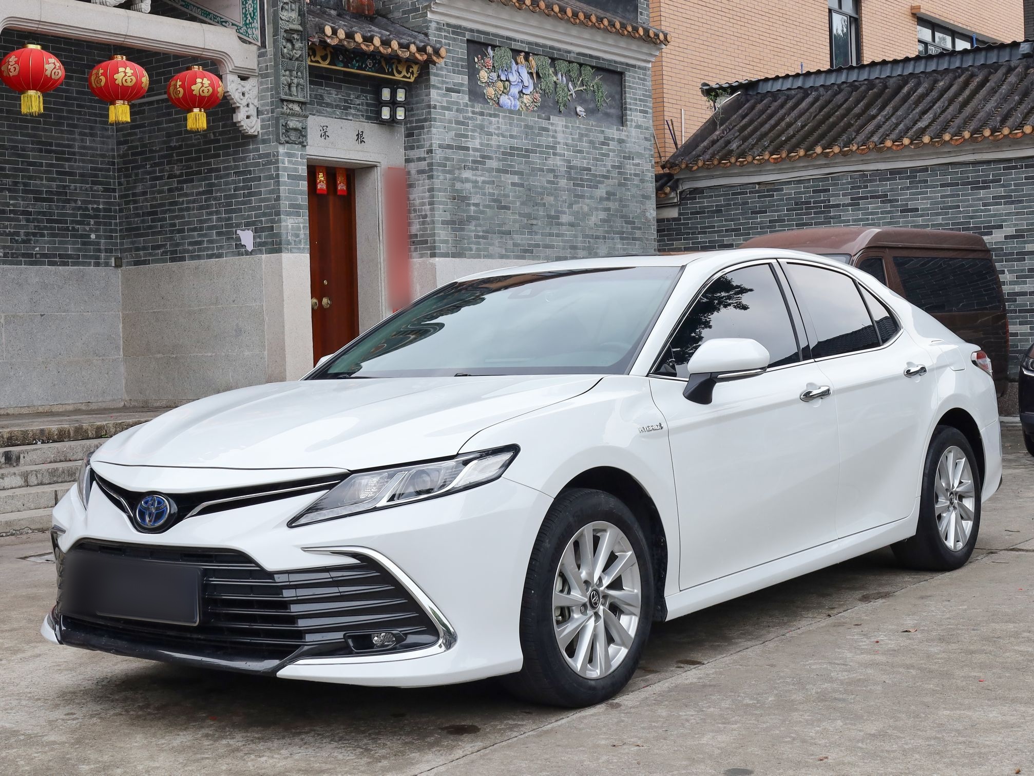 Под передней частью автомобиля