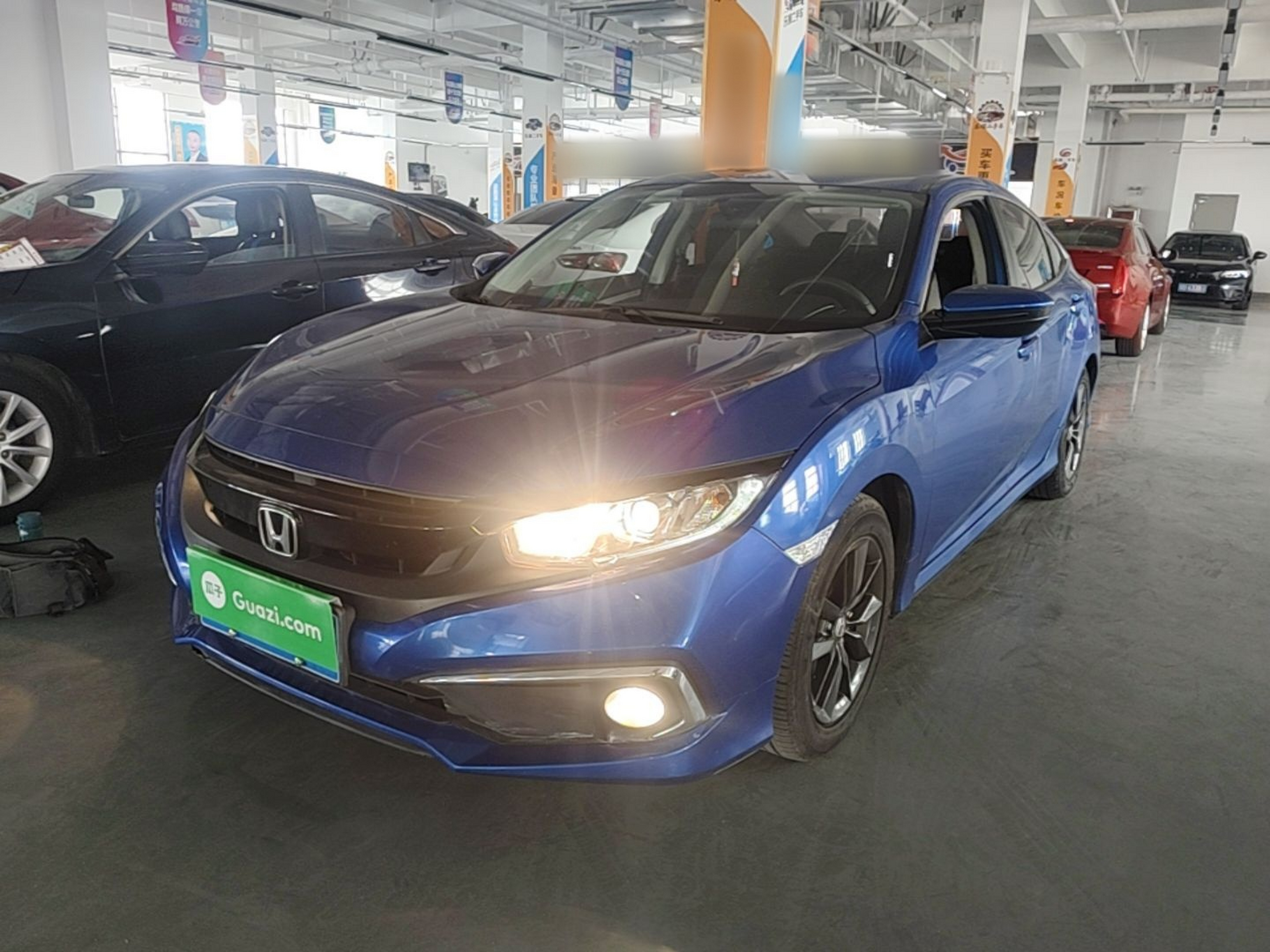 Под передней частью автомобиля