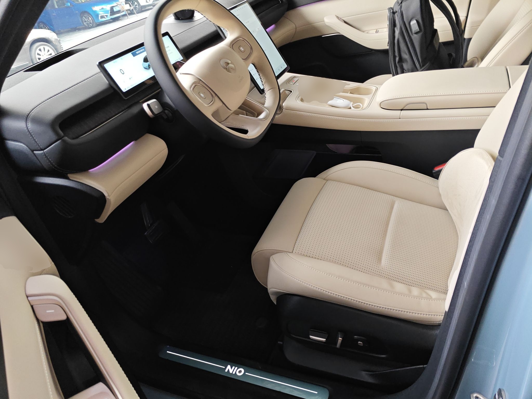 المقاعد الأمامية داخل السيارة