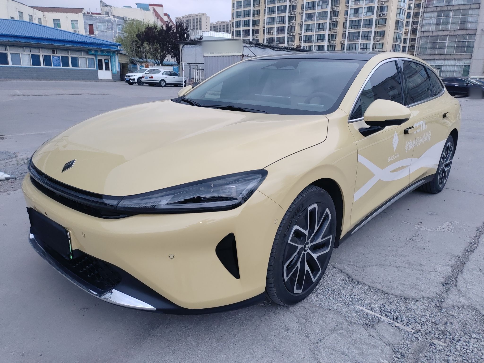 Под передней частью автомобиля