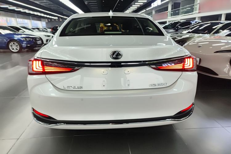 Used Lexus ES 2023 200 Excellence Edition
