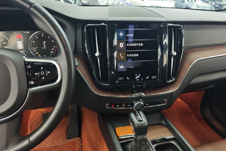 Used Volvo XC60 2021 T5 4x4 Smart Luxury Edition Center Console