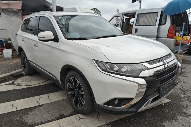 Used Mitsubishi Outlander 2019 2.4L 4x4 Zhi Xiang Edition 5 Seats China V Emission Standard
