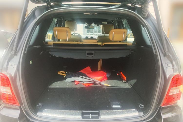 Used Mercedes-Benz M-Class 2010 ML 350 4MATIC Luxury Model Trunk