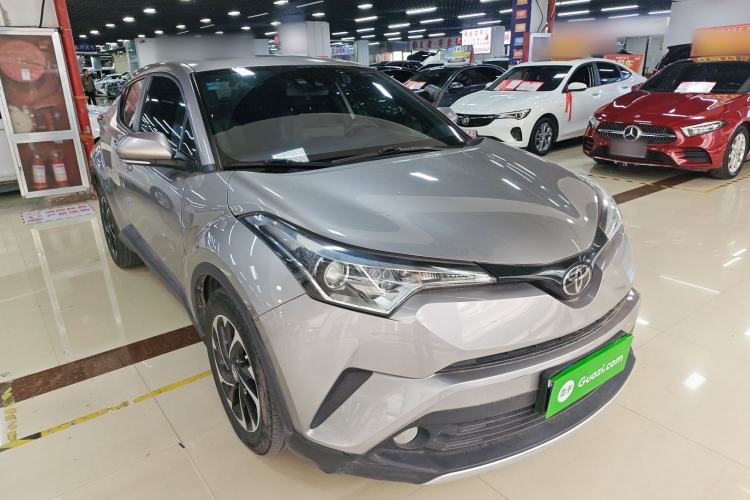 Used Toyota IZOA 2018 2.0L Yichi Edition China V Standard Front Right 45 Deg