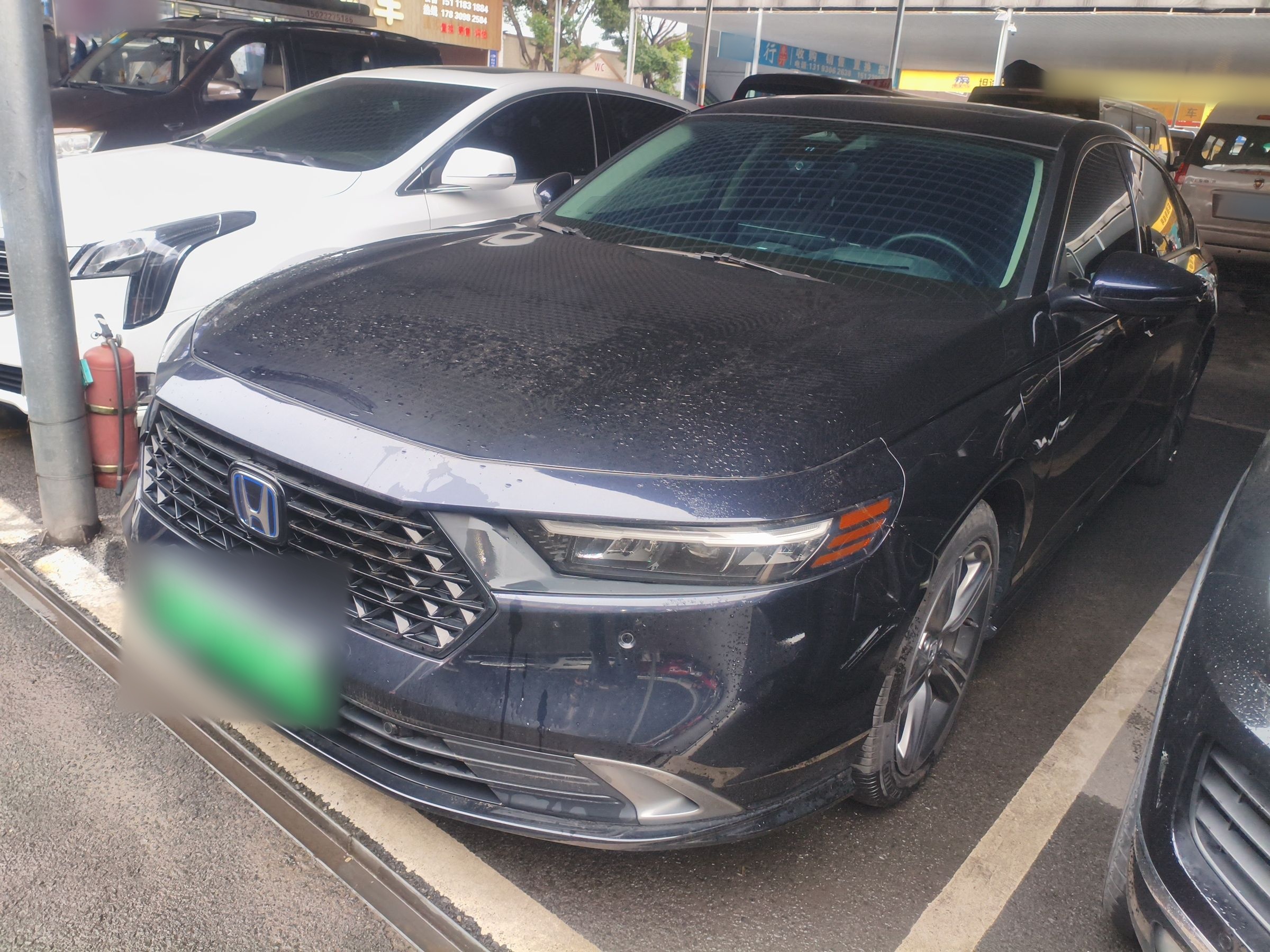 تحت مقدمة السيارة