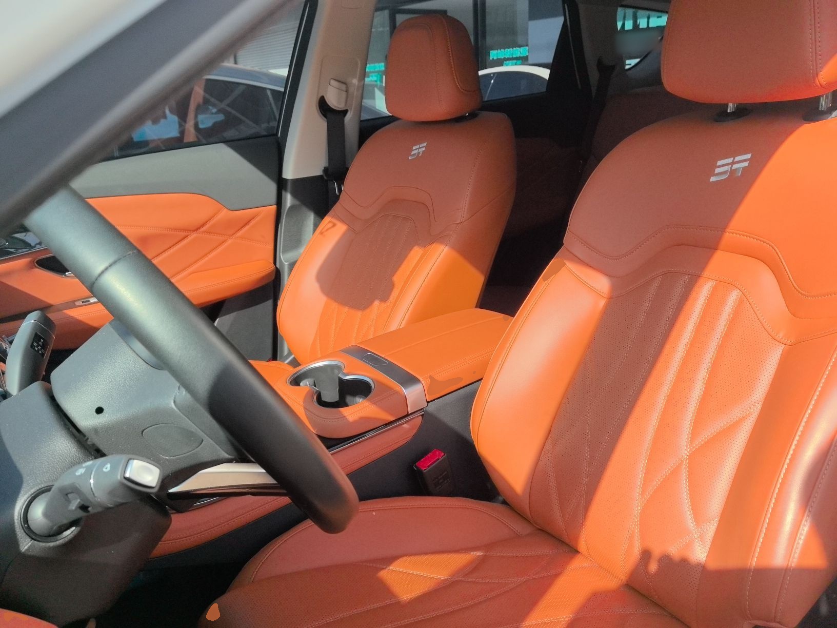 Переднее сиденье в автомобиле