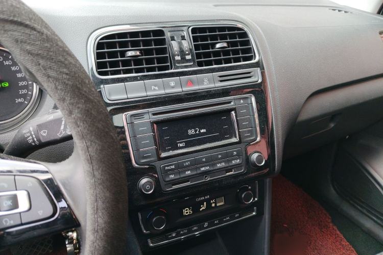 Used Volkswagen Polo 2016 1.6L Automatic Luxury Model Audio And AC Panel