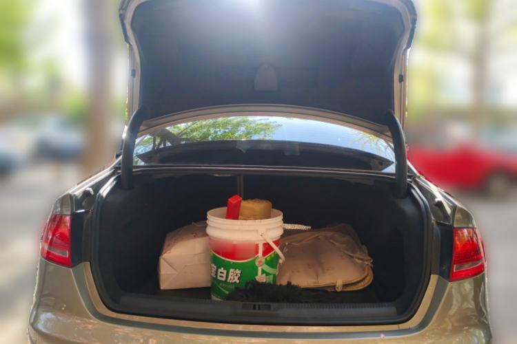 Used Audi A4L 2012 2.0 TFSI automatic Comfort trim level Trunk