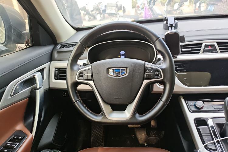 Used Geely Auto Emgrand X7 Sport 2018 1.8TD Automatic Two-Wheel Drive ZhiZun Model with 4G Connectivity
