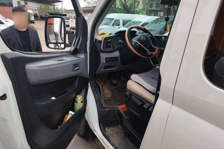 Used SAIC MAXUS Xintu V80 2024 Aotong Value Edition 6MT Short Wheelbase Ultra-Low Roof 127 Ps 7/8/9-Seater Driver Seat