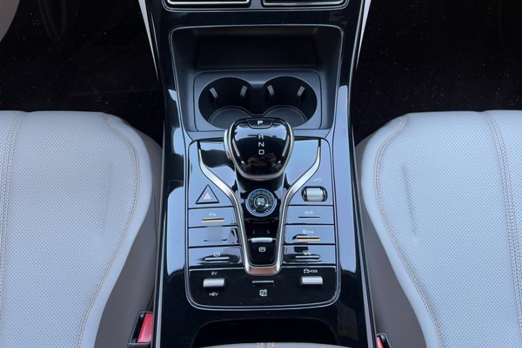 Used BYD Qin PLUS 2024 HONOR Edition DM-i 55KM Leading Model Gear Lever