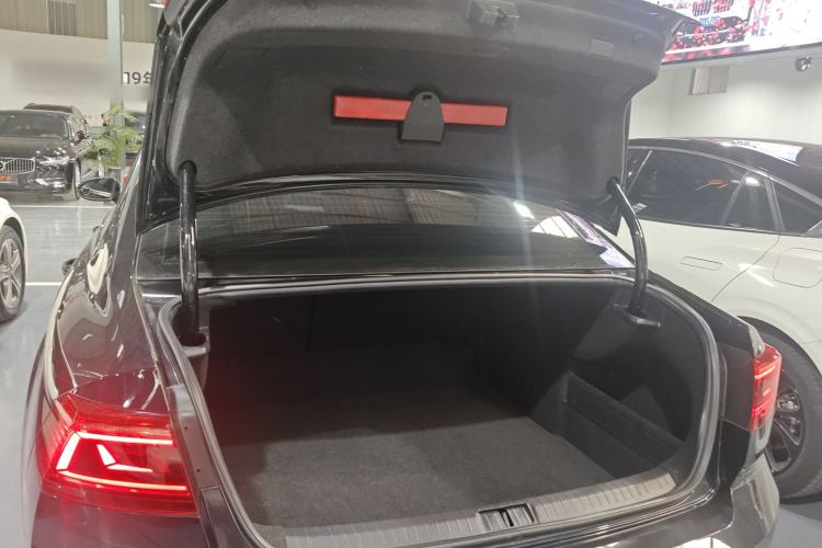 Used Volkswagen Magotan 2020 280TSI DSG Comfort Edition Trunk