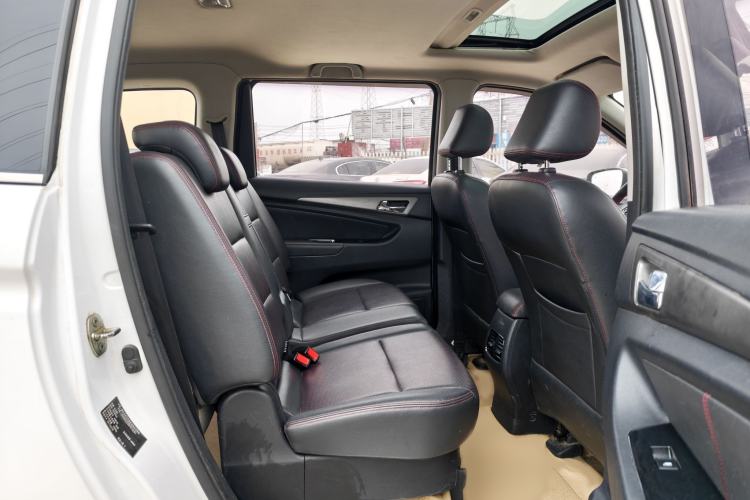 Used CHANGAN KAICHENG Oushang A600 2016 1.5L Manual Luxury 7-Seater Interior 5