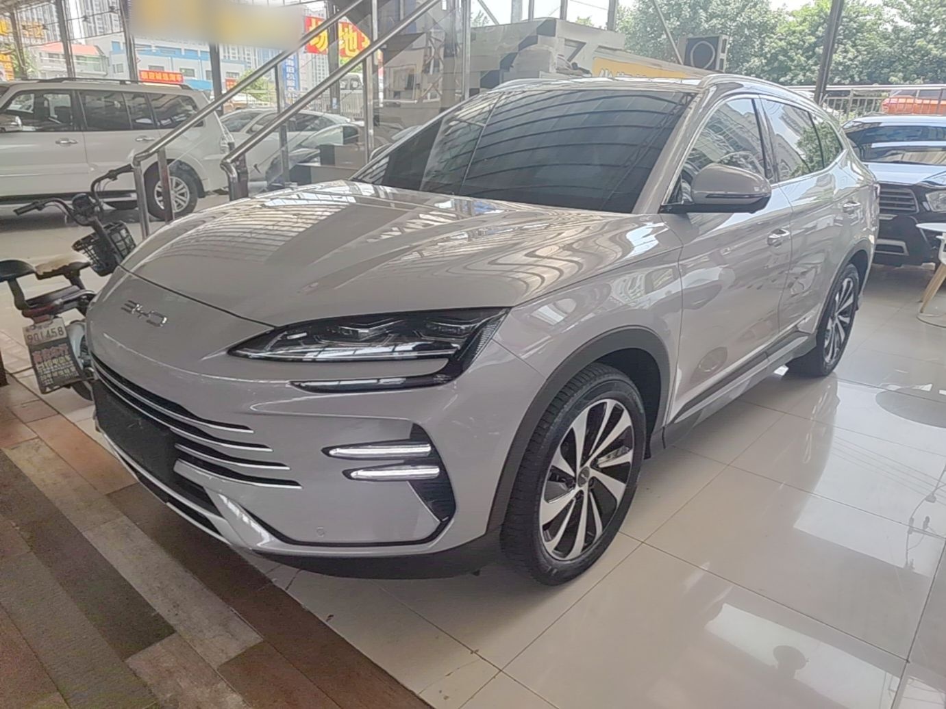 Под передней частью автомобиля