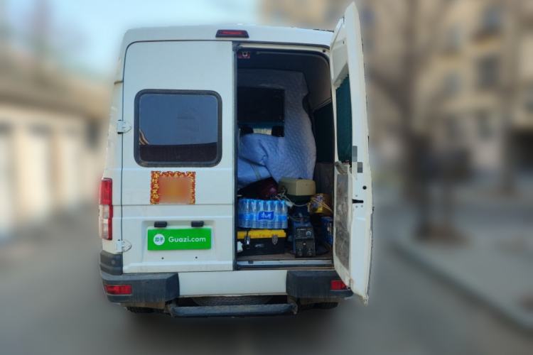 Used Iveco Daily 2021 2.5T A35 M1 Passenger Van 5-9 Seater Short Wheelbase Mid-Roof Design Dual Tires Side Sliding Door Trunk