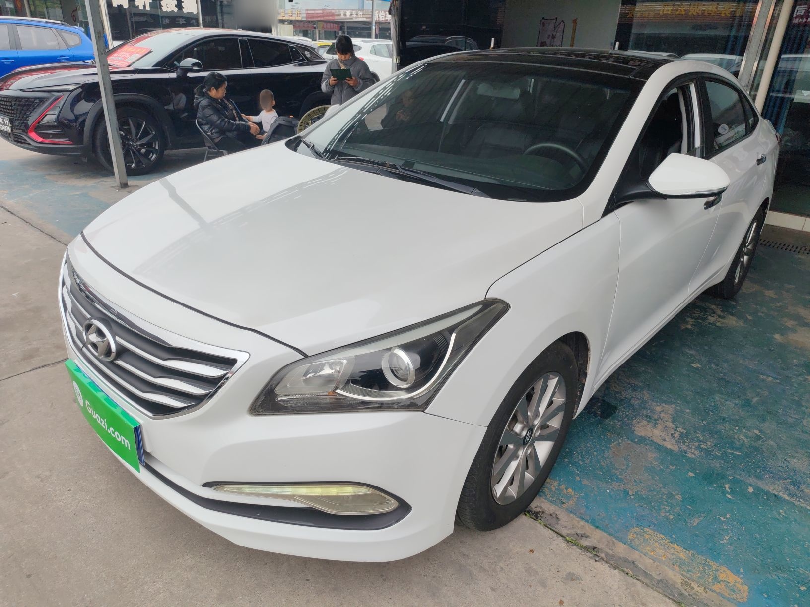 تحت مقدمة السيارة