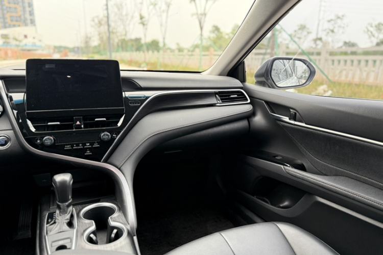 Used Toyota Camry 2023 2.0G Luxury Edition Interior 12