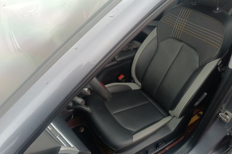 Used Roewe i6 MAX 2020 300TGI Automatic Supreme Edition with Cool Sunroof and Advanced Driving Features Left Front Seat