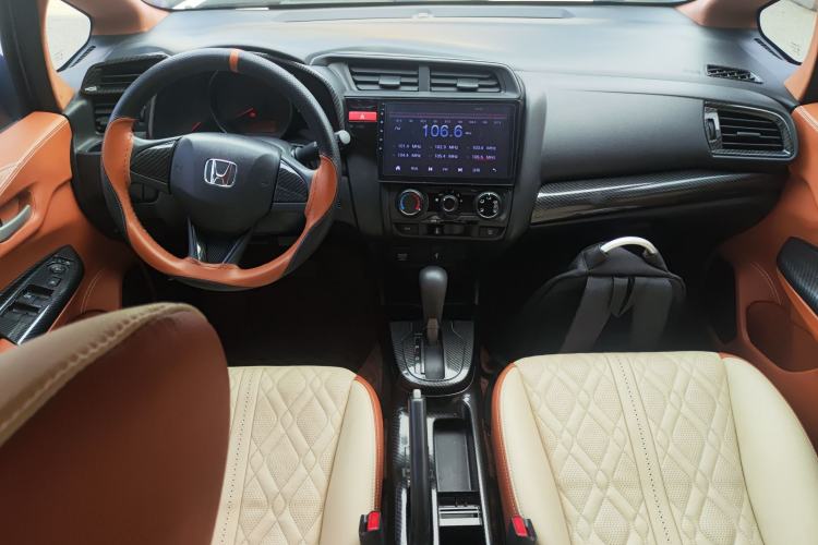 Used Honda Fit 2016 1.5L LX CVT Comfort Model Center Console